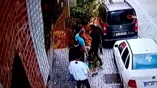 Son dakika haber | Önce araçlara çarptı, sonra bıçakla saldırdı... Kaza sonrası yaşanan kavga kamerada Son dakika haber | Önce araçlara çarptı, sonra bıçakla saldırdı... Kaza sonrası yaşanan kavga kamerada