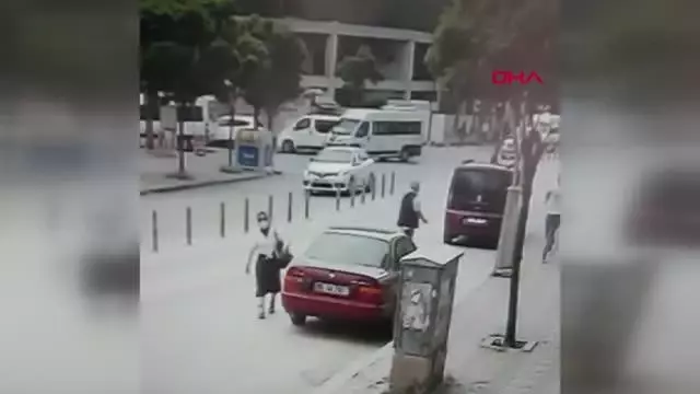 ÖNCE DİREĞE TEKME ATTI, SONRA TEKME ATARAK TELEFON PANOSUNU DEVİRDİ ÖNCE DİREĞE TEKME ATTI, SONRA TEKME ATARAK TELEFON PANOSUNU DEVİRDİ