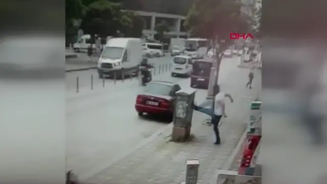 ÖNCE DİREĞE TEKME ATTI, SONRA TEKME ATARAK TELEFON PANOSUNU DEVİRDİ ÖNCE DİREĞE TEKME ATTI, SONRA TEKME ATARAK TELEFON PANOSUNU DEVİRDİ