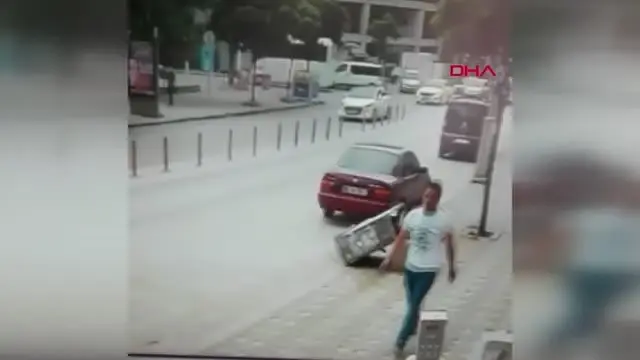 ÖNCE DİREĞE TEKME ATTI, SONRA TEKME ATARAK TELEFON PANOSUNU DEVİRDİ ÖNCE DİREĞE TEKME ATTI, SONRA TEKME ATARAK TELEFON PANOSUNU DEVİRDİ