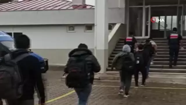 Ormanlık alanda 73 düzensiz göçmen yakalandı Ormanlık alanda 73 düzensiz göçmen yakalandı
