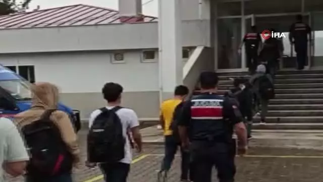 Ormanlık alanda 73 düzensiz göçmen yakalandı Ormanlık alanda 73 düzensiz göçmen yakalandı