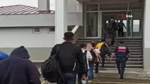Ormanlık alanda 73 düzensiz göçmen yakalandı Ormanlık alanda 73 düzensiz göçmen yakalandı