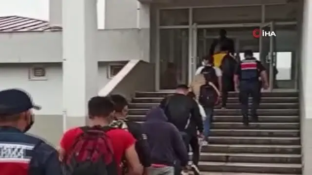 Ormanlık alanda 73 düzensiz göçmen yakalandı Ormanlık alanda 73 düzensiz göçmen yakalandı