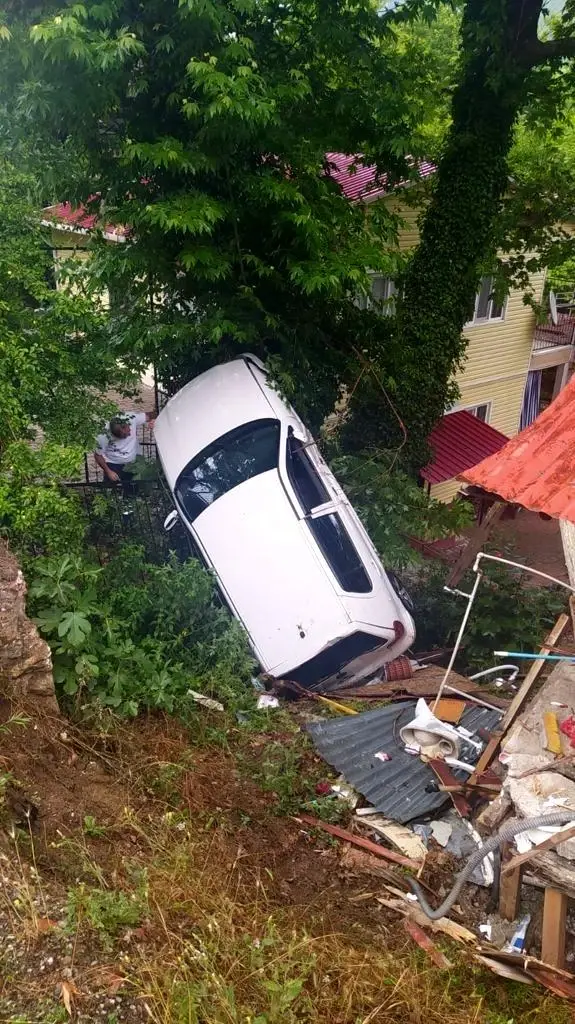 Otomobil evin bahçesine uçtu: 1 yaralı Otomobil evin bahçesine uçtu: 1 yaralı