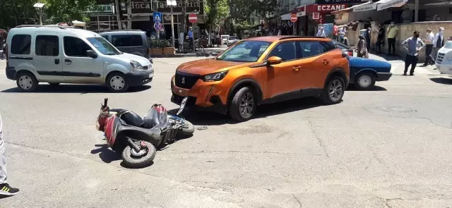 Otomobil ile elektrikli bisiklet çarpıştı: 1 yaralı Otomobil ile elektrikli bisiklet çarpıştı: 1 yaralı