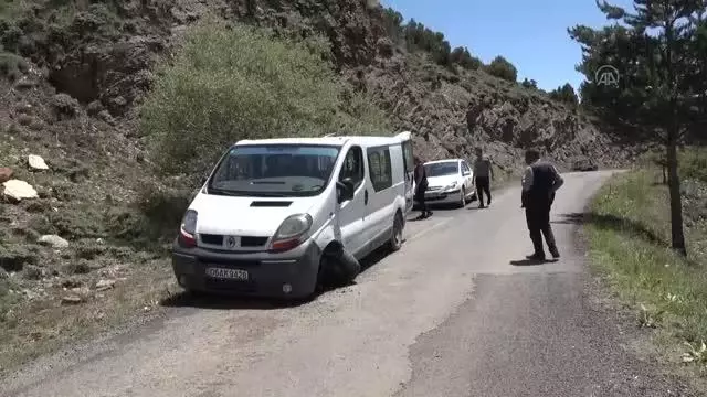 Otomobil ile minibüs çarpıştı: 4 yaralı Otomobil ile minibüs çarpıştı: 4 yaralı