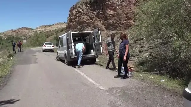 Otomobil ile minibüs çarpıştı: 4 yaralı Otomobil ile minibüs çarpıştı: 4 yaralı