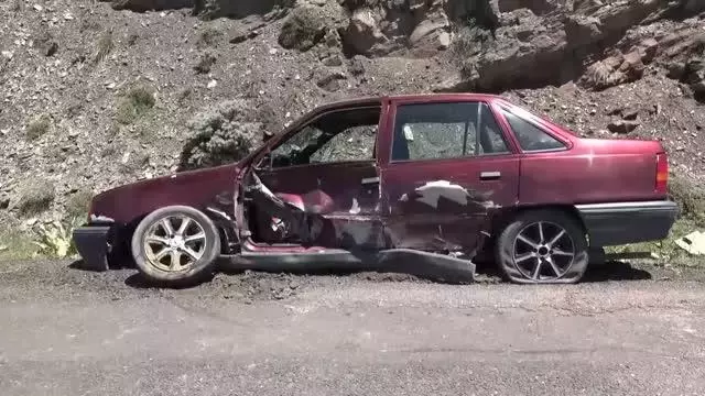 Otomobil ile minibüs çarpıştı: 4 yaralı Otomobil ile minibüs çarpıştı: 4 yaralı