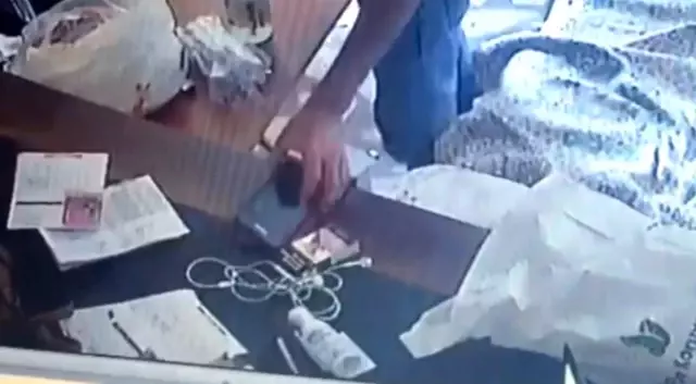 Zeytinburnu'ndaki soğukkanlı hırsız kamerada Zeytinburnu'ndaki soğukkanlı hırsız kamerada