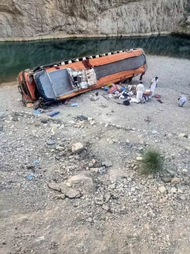 Son dakika haberleri: Pakistan'da otobüs kazasında ölü sayısı 20'ye yükseldi Son dakika haberleri: Pakistan'da otobüs kazasında ölü sayısı 20'ye yükseldi