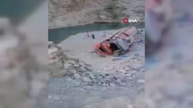 Son dakika haberleri: Pakistan'da otobüs kazasında ölü sayısı 20'ye yükseldi Son dakika haberleri: Pakistan'da otobüs kazasında ölü sayısı 20'ye yükseldi