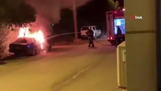 Park halindeki otomobil alev alev yandı Park halindeki otomobil alev alev yandı