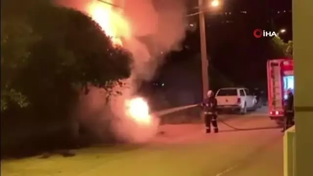 Park halindeki otomobil alev alev yandı Park halindeki otomobil alev alev yandı