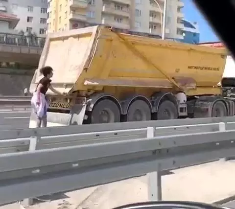 Patenci gençlerin D-100'de ölümle burun buruna yolculuğu Patenci gençlerin D-100'de ölümle burun buruna yolculuğu