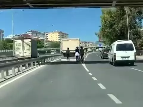 Patenci gençlerin D-100'de ölümle burun buruna yolculuğu Patenci gençlerin D-100'de ölümle burun buruna yolculuğu