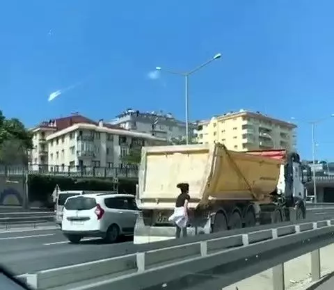 Patenci gençlerin D-100'de ölümle burun buruna yolculuğu Patenci gençlerin D-100'de ölümle burun buruna yolculuğu
