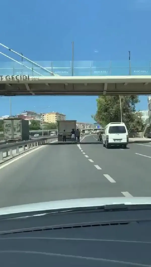 Son dakika haber... Patenli gençlerin tehlikeli yolculuğu kamerada Son dakika haber... Patenli gençlerin tehlikeli yolculuğu kamerada