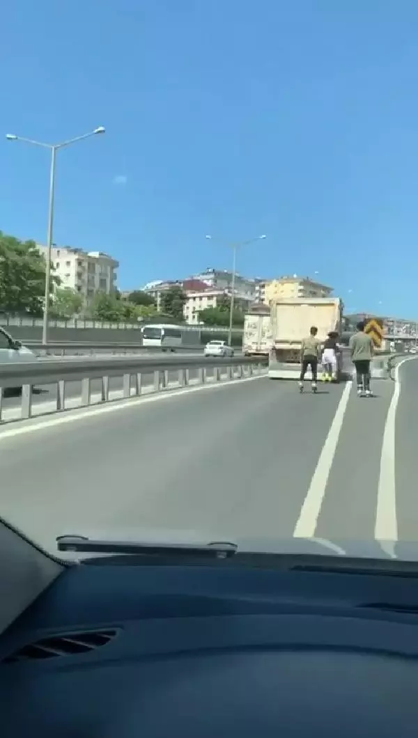 Son dakika haber... Patenli gençlerin tehlikeli yolculuğu kamerada Son dakika haber... Patenli gençlerin tehlikeli yolculuğu kamerada