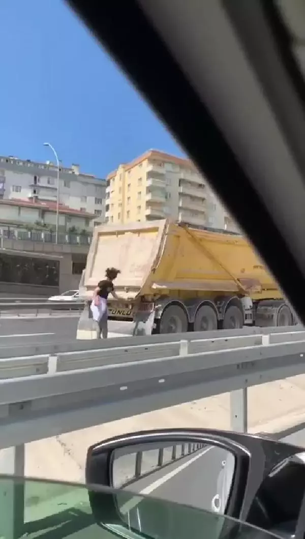 Son dakika haber... Patenli gençlerin tehlikeli yolculuğu kamerada Son dakika haber... Patenli gençlerin tehlikeli yolculuğu kamerada