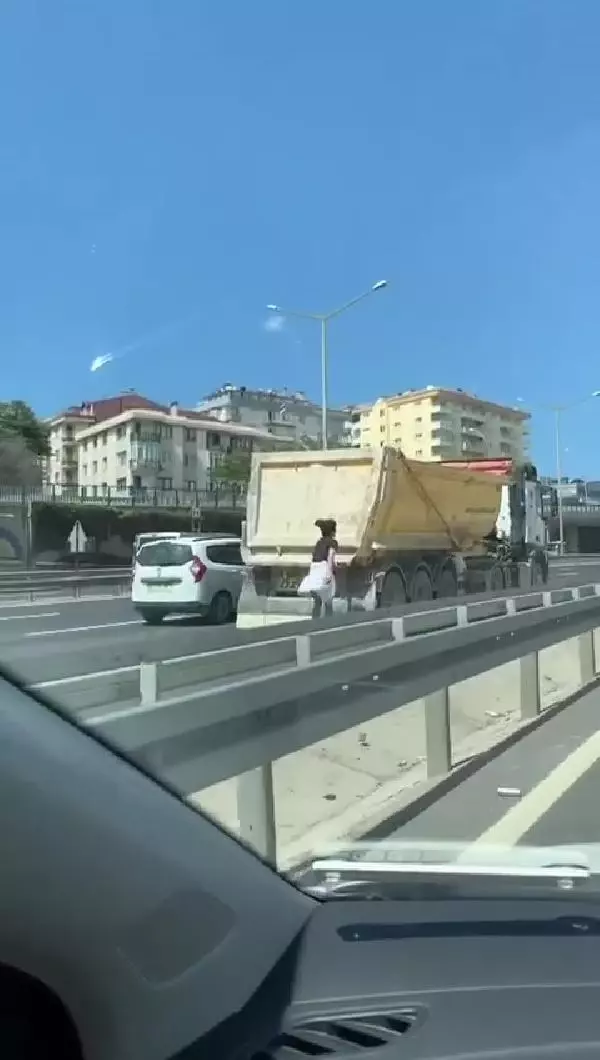 Son dakika haber... Patenli gençlerin tehlikeli yolculuğu kamerada Son dakika haber... Patenli gençlerin tehlikeli yolculuğu kamerada