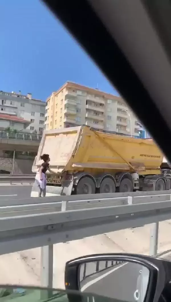 Son dakika haber... Patenli gençlerin tehlikeli yolculuğu kamerada Son dakika haber... Patenli gençlerin tehlikeli yolculuğu kamerada
