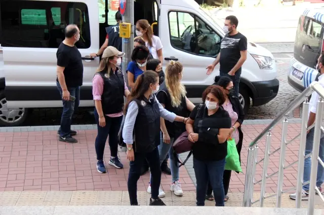 PKK/KCK'nın cezaevi yapılanması şüphelisi 7 kişi adliyeye sevk edildi PKK/KCK'nın cezaevi yapılanması şüphelisi 7 kişi adliyeye sevk edildi