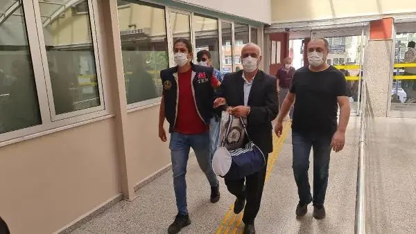 PKK/KCK OPERASYONUNDA YAKALANAN HDP'Lİ ESKİ BELEDİYE EŞ BAŞKANI İLE 6 KİŞİ ADLİYEDE PKK/KCK OPERASYONUNDA YAKALANAN HDP'Lİ ESKİ BELEDİYE EŞ BAŞKANI İLE 6 KİŞİ ADLİYEDE