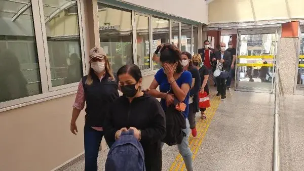 PKK/KCK OPERASYONUNDA YAKALANAN HDP'Lİ ESKİ BELEDİYE EŞ BAŞKANI İLE 6 KİŞİ ADLİYEDE PKK/KCK OPERASYONUNDA YAKALANAN HDP'Lİ ESKİ BELEDİYE EŞ BAŞKANI İLE 6 KİŞİ ADLİYEDE