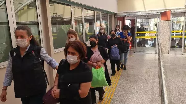 PKK/KCK OPERASYONUNDA YAKALANAN HDP'Lİ ESKİ BELEDİYE EŞ BAŞKANI İLE 6 KİŞİ ADLİYEDE PKK/KCK OPERASYONUNDA YAKALANAN HDP'Lİ ESKİ BELEDİYE EŞ BAŞKANI İLE 6 KİŞİ ADLİYEDE