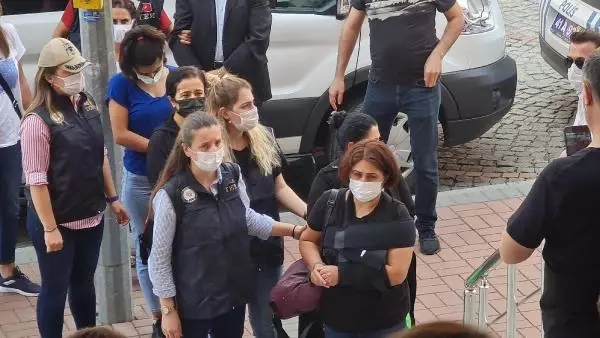 PKK/KCK OPERASYONUNDA YAKALANAN HDP'Lİ ESKİ BELEDİYE EŞ BAŞKANI İLE 6 KİŞİ ADLİYEDE PKK/KCK OPERASYONUNDA YAKALANAN HDP'Lİ ESKİ BELEDİYE EŞ BAŞKANI İLE 6 KİŞİ ADLİYEDE