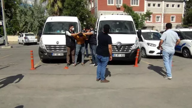 Son dakika 3. sayfa: Polise silahlı saldırı düzenleyen 3 şahıs tutuklandı Son dakika 3. sayfa: Polise silahlı saldırı düzenleyen 3 şahıs tutuklandı