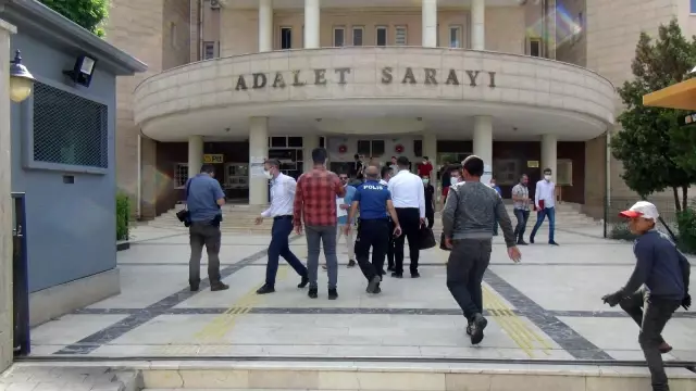 Son dakika 3. sayfa: Polise silahlı saldırı düzenleyen 3 şahıs tutuklandı Son dakika 3. sayfa: Polise silahlı saldırı düzenleyen 3 şahıs tutuklandı