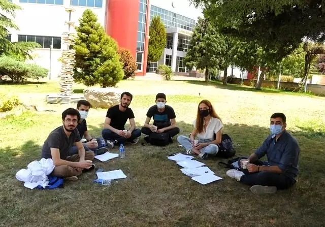 Rektörden öğrencilere çay ikramı Rektörden öğrencilere çay ikramı