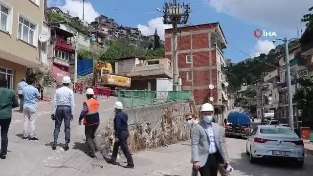 Riskli alan ilan edilen mahallede kepçenin dokunduğu ev yerle bir oldu Riskli alan ilan edilen mahallede kepçenin dokunduğu ev yerle bir oldu