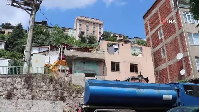 Riskli alan ilan edilen mahallede kepçenin dokunduğu ev yerle bir oldu Riskli alan ilan edilen mahallede kepçenin dokunduğu ev yerle bir oldu