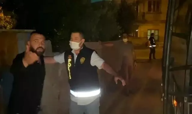 Sadece kumar oynuyorlarmış...Baskın yapan polisi, 'Sıkıntı yok ağabey' diyerek karşıladılar Sadece kumar oynuyorlarmış...Baskın yapan polisi, 'Sıkıntı yok ağabey' diyerek karşıladılar