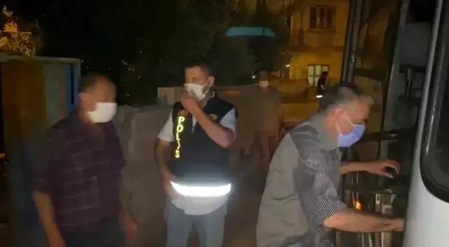 Sadece kumar oynuyorlarmış...Baskın yapan polisi, 'Sıkıntı yok ağabey' diyerek karşıladılar Sadece kumar oynuyorlarmış...Baskın yapan polisi, 'Sıkıntı yok ağabey' diyerek karşıladılar