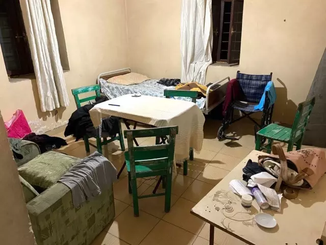 Sadece kumar oynuyorlarmış...Baskın yapan polisi, 'Sıkıntı yok ağabey' diyerek karşıladılar Sadece kumar oynuyorlarmış...Baskın yapan polisi, 'Sıkıntı yok ağabey' diyerek karşıladılar