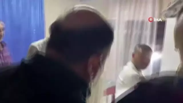 Sadece kumar oynuyorlarmış...Baskın yapan polisi, 'Sıkıntı yok ağabey' diyerek karşıladılar Sadece kumar oynuyorlarmış...Baskın yapan polisi, 'Sıkıntı yok ağabey' diyerek karşıladılar