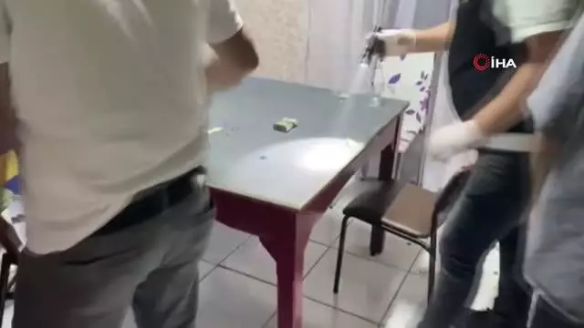 Sadece kumar oynuyorlarmış...Baskın yapan polisi, 'Sıkıntı yok ağabey' diyerek karşıladılar Sadece kumar oynuyorlarmış...Baskın yapan polisi, 'Sıkıntı yok ağabey' diyerek karşıladılar