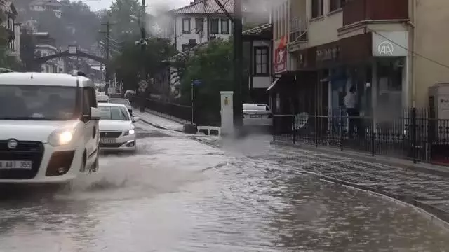 Sağanak su baskınlarına neden oldu (2) Sağanak su baskınlarına neden oldu (2)