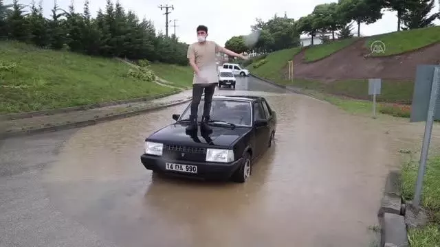 Sağanak su baskınlarına neden oldu Sağanak su baskınlarına neden oldu