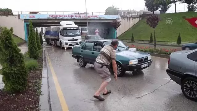 Sağanak su baskınlarına neden oldu Sağanak su baskınlarına neden oldu