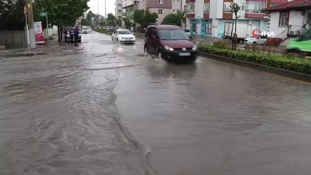 Sağanak yağış sonrası yollar göle döndü Sağanak yağış sonrası yollar göle döndü
