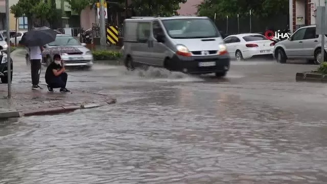 Sağanak yağış sonrası yollar göle döndü Sağanak yağış sonrası yollar göle döndü