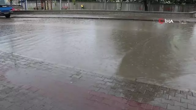 Sağanak yağış sonrası yollar göle döndü Sağanak yağış sonrası yollar göle döndü