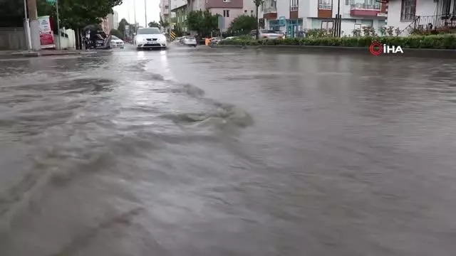 Sağanak yağış sonrası yollar göle döndü Sağanak yağış sonrası yollar göle döndü