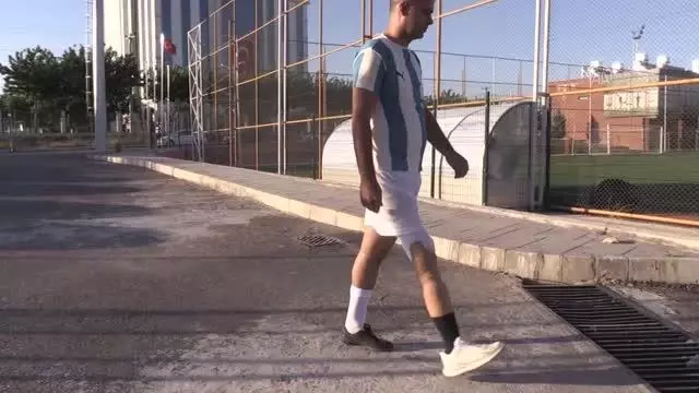 ŞANLIURFA - Ampute futbolcu, protez bacak hayaline kavuştu ŞANLIURFA - Ampute futbolcu, protez bacak hayaline kavuştu