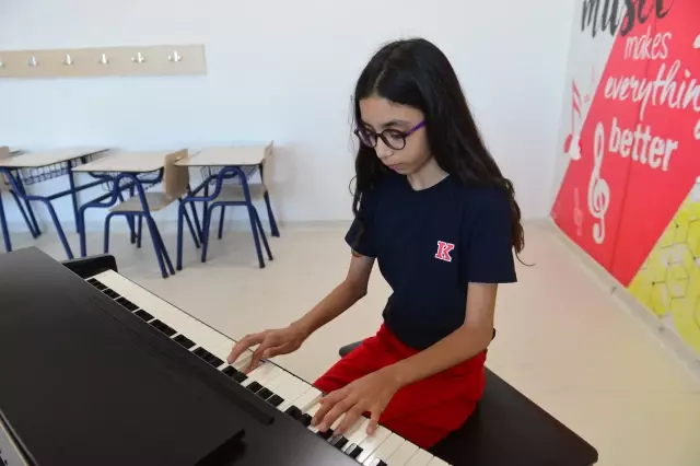 Şanlıurfa'da 11 yaşındaki Defne Ekmekçi uluslararası piyano yarışmasında birinci oldu Şanlıurfa'da 11 yaşındaki Defne Ekmekçi uluslararası piyano yarışmasında birinci oldu